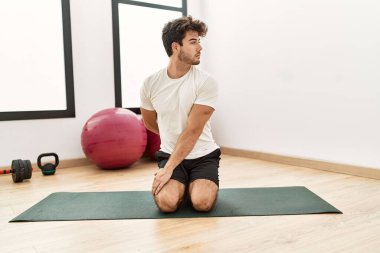 Genç İspanyol adam spor merkezinde geriniyor.