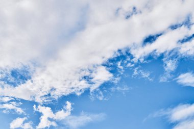 Güzel mavi gökyüzü resmi