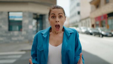 Gülümseyen genç kadın caddeye şaşırdı.