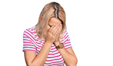 Ağlarken suratını ellerle kapatan, günlük kıyafetler giyen beyaz bir kadın. depresyon kavramı. 