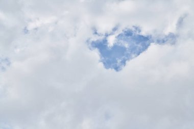 Güneşli bir günde bulutlu güzel mavi gökyüzü