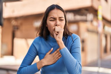 Sokakta öksüren genç Afrikalı Amerikalı kadın