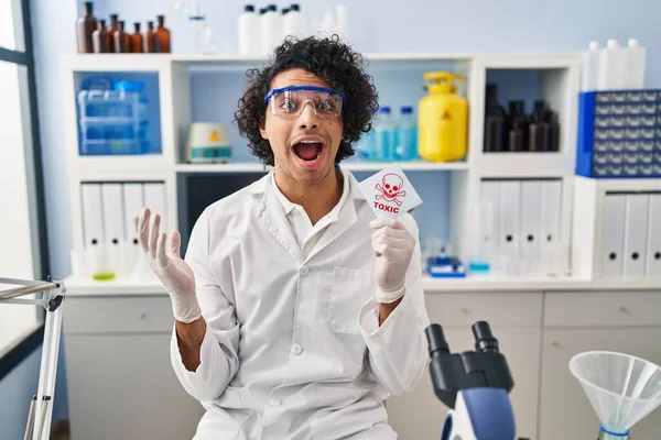 Homme Hispanique Aux Cheveux Bouclés Travaillant Laboratoire Scientifique Tenant Une — Photo