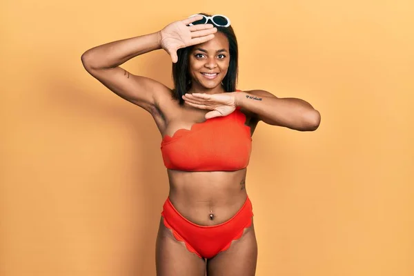 Ung Afrikansk Amerikansk Flicka Klädd Bikini Leende Glad Spelar Kika — Stockfoto