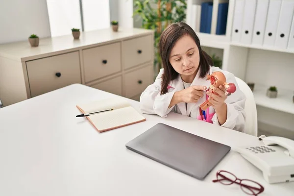 Syndrome Woman Wearing Doctor Uniform Holding Anatomical Model Uterus Clinic — 图库照片