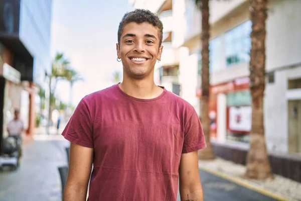 Junger Lateinischer Mann Lächelt Glücklich Der Stadt — Stockfoto