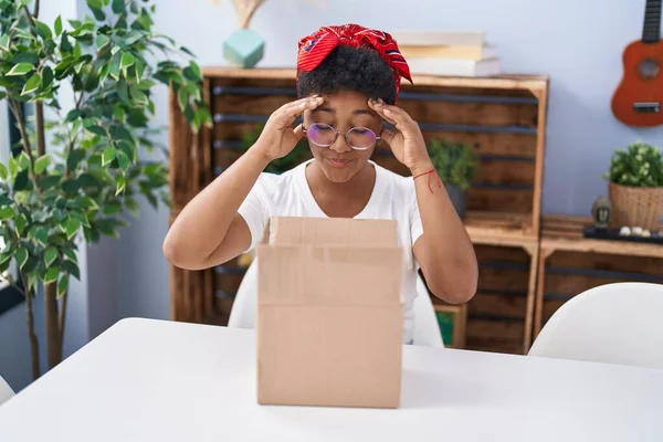 Африканская Американка Распаковывает Картонную Коробку Несчастливым Выражением Лица Дома — стоковое фото