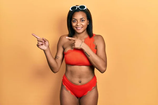 Bikini Giyen Gülümseyen Kameraya Bakan Afro Amerikalı Genç Bir Kız — Stok fotoğraf