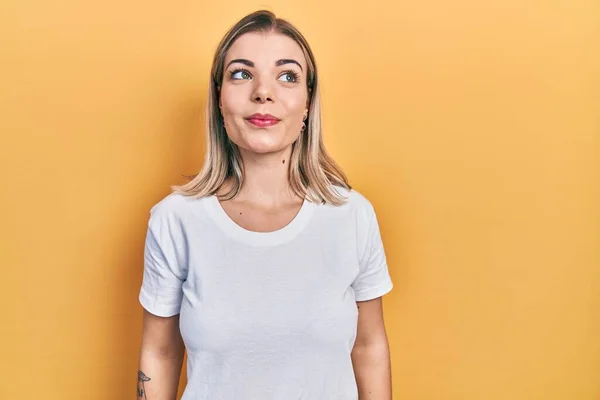 Mooie Blanke Vrouw Draagt Casual Witte Shirt Glimlachen Kijken Naar — Stockfoto