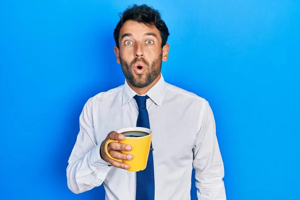 Bonito Homem Negócios Com Barba Bebendo Uma Xícara Café Assustado — Fotografia de Stock