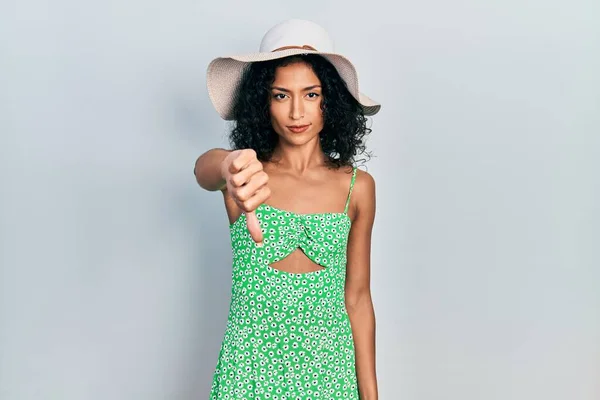 Menina Latina Usando Chapéu Verão Olhar Infeliz Irritado Mostrando Rejeição — Fotografia de Stock