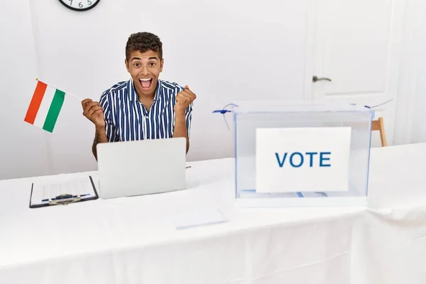 Homem Hispânico Bonito Novo Eleição Campanha Política Que Prende Bandeira — Fotografia de Stock