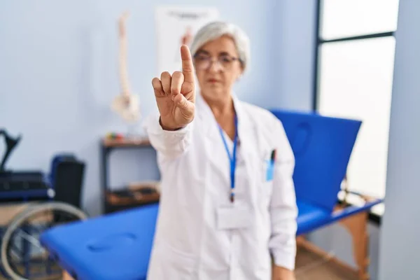 Middle Age Woman Grey Hair Working Pain Recovery Clinic Pointing — Stock Photo, Image