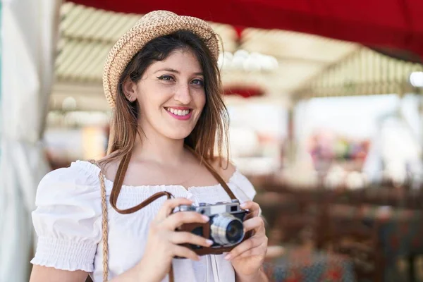 Ung Latinamerikansk Kvinna Turist Ler Säker Med Kameran Restaurang — Stockfoto