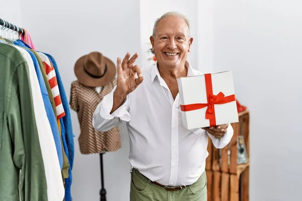 Senior Man Holding Gift Retail Shop Doing Sign Fingers Smiling — Stockfoto