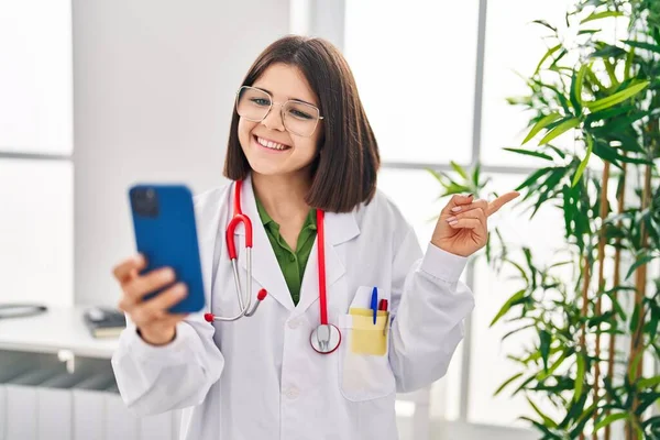 Young Hispanic Doctor Woman Working Online Appointment Smiling Happy Pointing —  Fotos de Stock