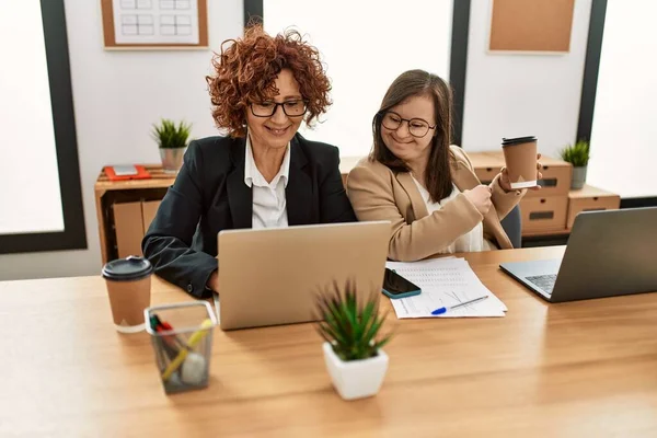 Grupo Dos Mujeres Que Trabajan Oficina Mujer Madura Síndrome Chica —  Fotos de Stock