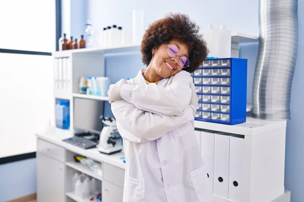 Mujer Afroamericana Joven Que Trabaja Laboratorio Científico Abrazándose Feliz Positivo —  Fotos de Stock