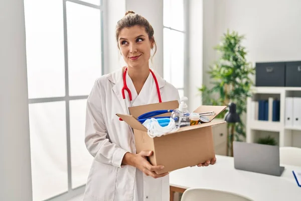 Young Doctor Woman Holding Box Medical Items Smiling Looking Side — Stock Photo, Image