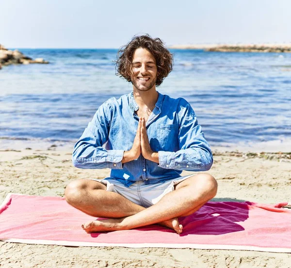 Jeune Homme Hispanique Détendu Faire Yoga Assis Sur Sable Plage — Photo