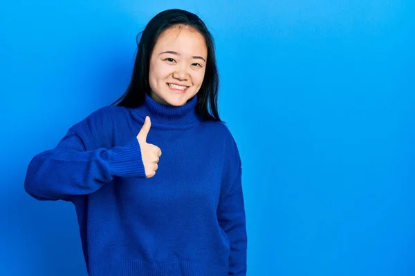 Молодая Китайская Девушка Повседневной Одежде Делает Счастливые Большие Пальцы Вверх — стоковое фото