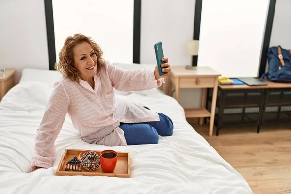 Middle Age Caucasian Woman Having Breakfast Making Selfie Smartphone Bedroom — 图库照片