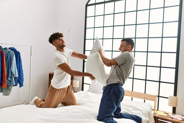 Dos Hombres Hispanos Pareja Sonriendo Confiados Peleando Con Almohada Dormitorio — Foto de Stock