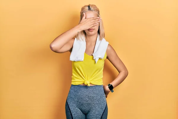 Beautiful Blonde Sports Woman Wearing Workout Outfit Covering Eyes Hand — 스톡 사진