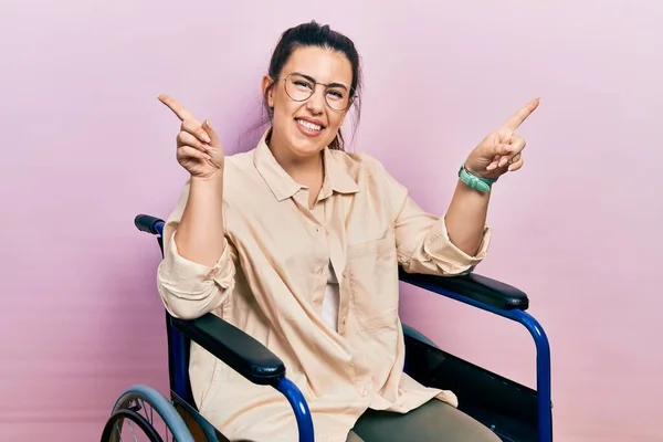 Junge Hispanische Frau Rollstuhl Die Selbstbewusst Lächelt Und Mit Den — Stockfoto