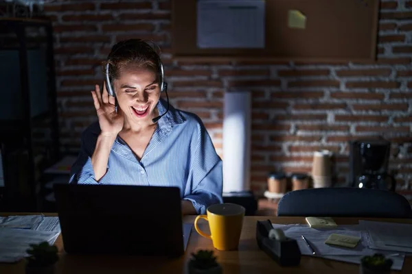 Beautiful Brunette Woman Working Office Night Smiling Hand Ear Listening — Fotografia de Stock