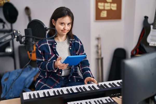 Jonge Vrouw Met Syndroom Muzikant Spelen Piano Met Behulp Van — Stockfoto