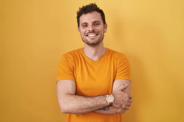 Young Hispanic Man Standing Yellow Background Happy Face Smiling Crossed — Stock Photo, Image