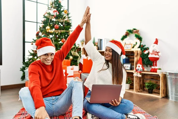 Young Latin Couple Smiling Happy Using Laptop Sitting Floor High — Zdjęcie stockowe