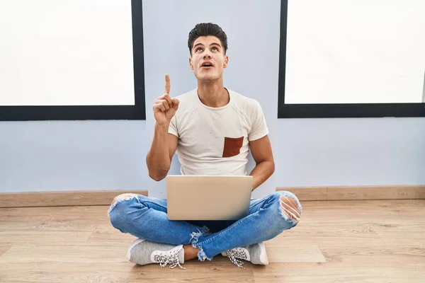 Young Hispanic Man Using Laptop Home Amazed Surprised Looking Pointing — Foto Stock