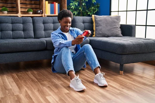 African American Woman Playing Video Game Sitting Floor Home — Φωτογραφία Αρχείου