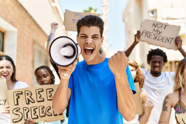 一群在城市抗议高举标语和使用扩音器的年轻活动分子 — 图库照片