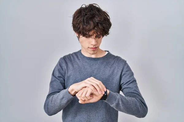 Junger Mann Vor Isoliertem Hintergrund Der Die Uhrzeit Der Armbanduhr — Stockfoto