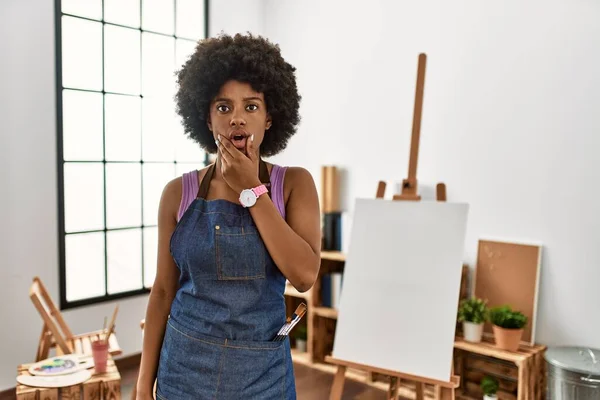 Young African American Woman Afro Hair Art Studio Looking Fascinated — Stock Photo, Image