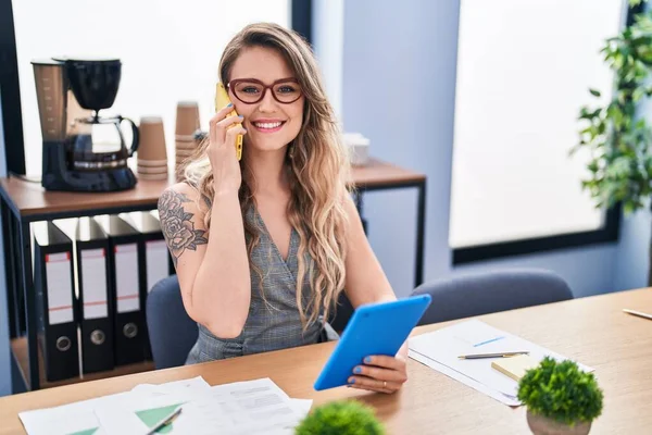 Junge Geschäftsfrau Spricht Büro Mit Touchpad Auf Smartphone — Stockfoto