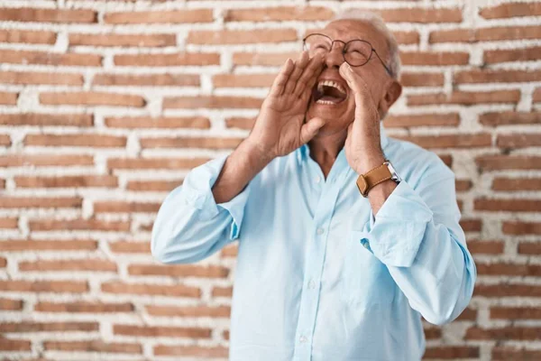 Senior Man Grey Hair Standing Bricks Wall Shouting Angry Out — Stok fotoğraf