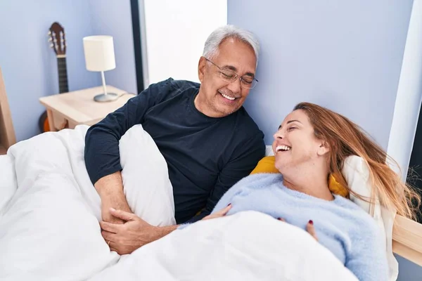 Middle Age Man Woman Couple Smiling Confident Lying Bed Bedroom — ストック写真