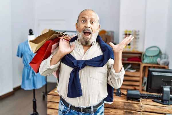 Przystojny Starszy Mężczyzna Trzyma Torby Zakupy Butiku Świętując Zwycięstwo Szczęśliwym — Zdjęcie stockowe