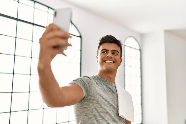 Young Hispanic Man Smiling Confident Make Selfie Smartphone Sport Center — Stok fotoğraf