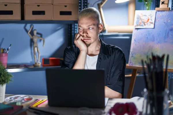 Homem Caucasiano Jovem Usando Laptop Noite Estúdio Arte Olhando Estressado — Fotografia de Stock