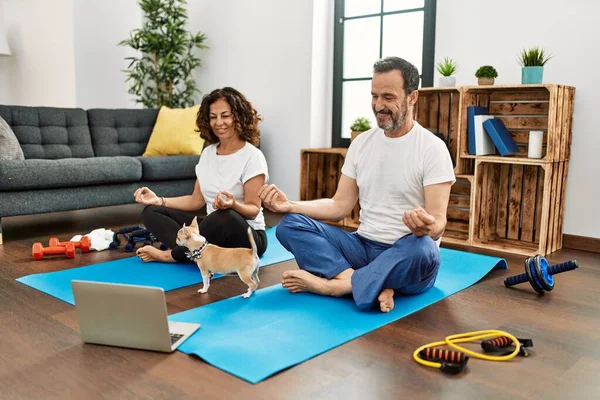 Coppia Ispanica Mezza Età Sorridente Felice Facendo Lezione Yoga Online — Foto Stock