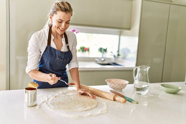 Ung Blond Kvinna Ler Säker Matlagning Pizza Köket — Stockfoto