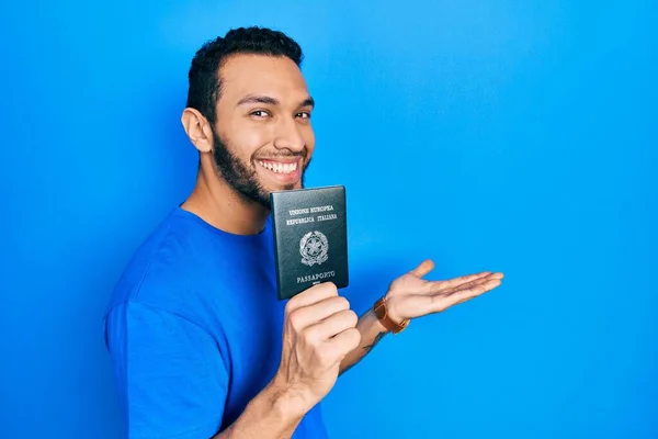 Латиноамериканець Бородою Тримає Руках Паспорт Направлений Убік Відкритими Долонями Показуючи — стокове фото