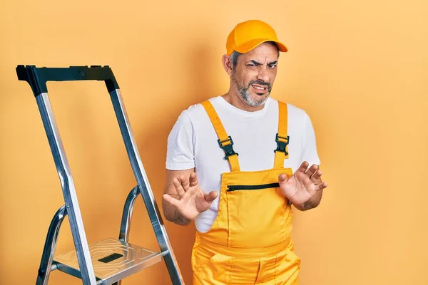 Bonito Homem Meia Idade Com Cabelos Grisalhos Segurando Escada Expressão — Fotografia de Stock