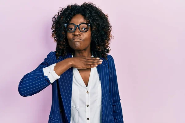 Ung Afrikansk Amerikansk Kvinde Iført Business Tøj Briller Skære Halsen - Stock-foto