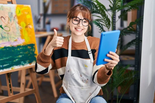 아름답고 아름다운 미술가가 행복하고 긍정적 미소와 비디오 엄지손가락은 훌륭하고 승인된 — 스톡 사진